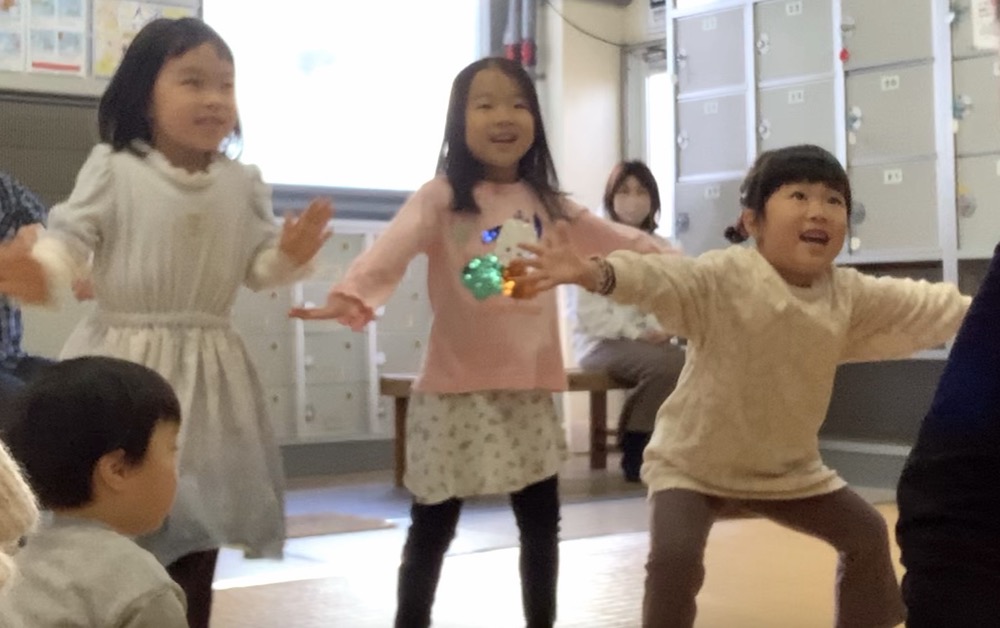 京都市の英語リトミック教室♪笑顔いっぱい、五感で楽しむお正月リトミック!