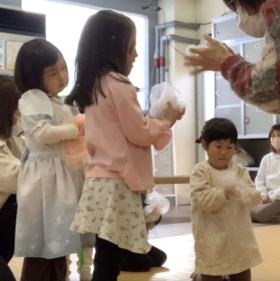 京都市の英語リトミック教室♪笑顔いっぱい、五感で楽しむお正月リトミック!