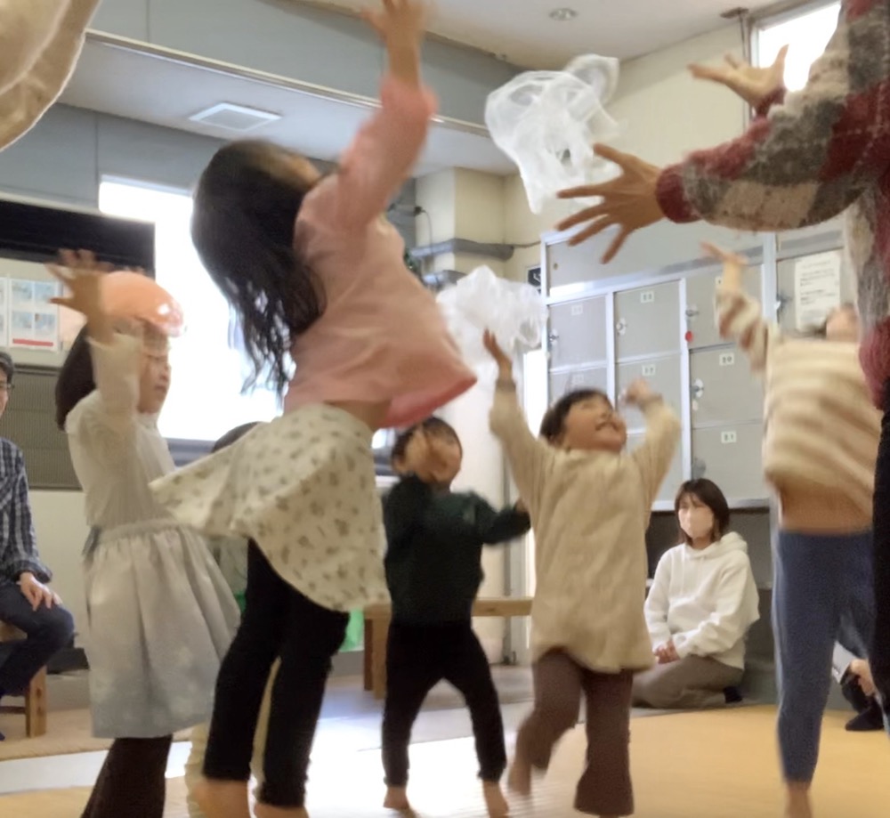 京都市の英語リトミック教室♪笑顔いっぱい、五感で楽しむお正月リトミック!