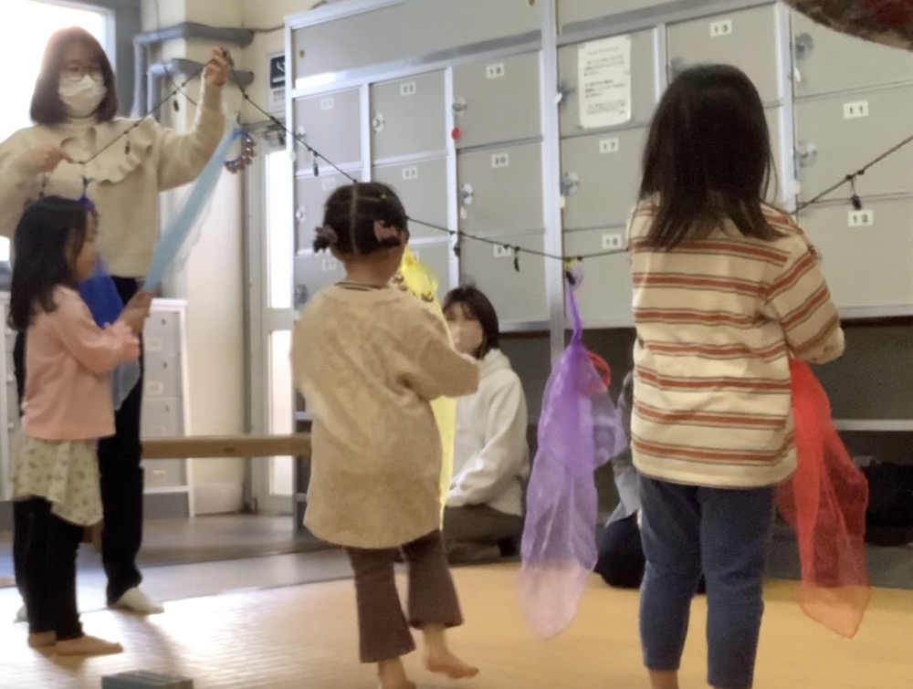 京都市の英語リトミック教室♪笑顔いっぱい、五感で楽しむお正月リトミック!