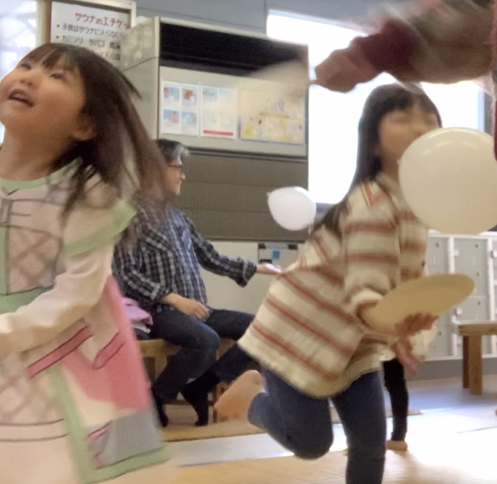 京都市の英語リトミック教室♪笑顔いっぱい、五感で楽しむお正月リトミック!