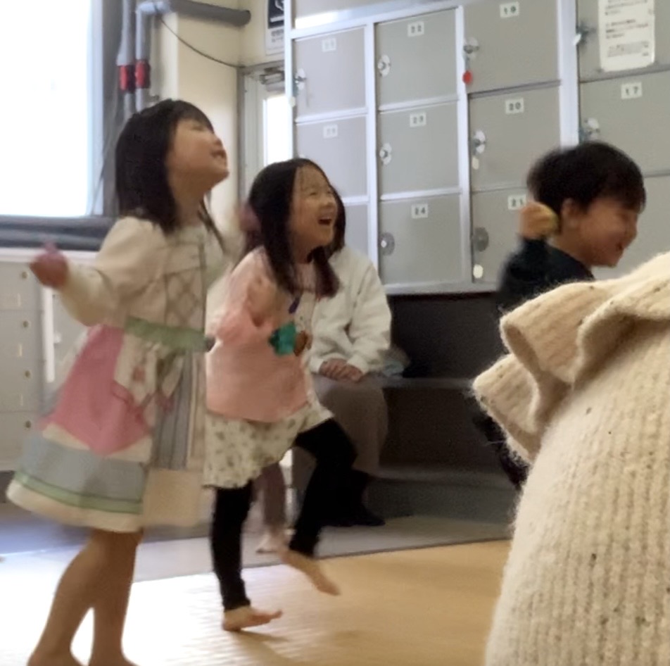 京都市の英語リトミック教室♪笑顔いっぱい、五感で楽しむお正月リトミック!