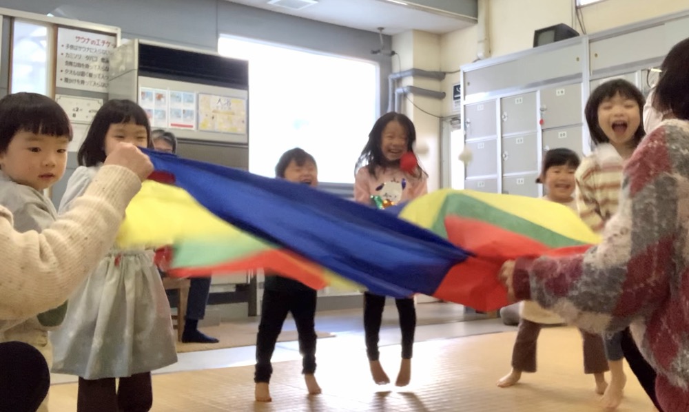 京都市の英語リトミック教室♪笑顔いっぱい、五感で楽しむお正月リトミック!