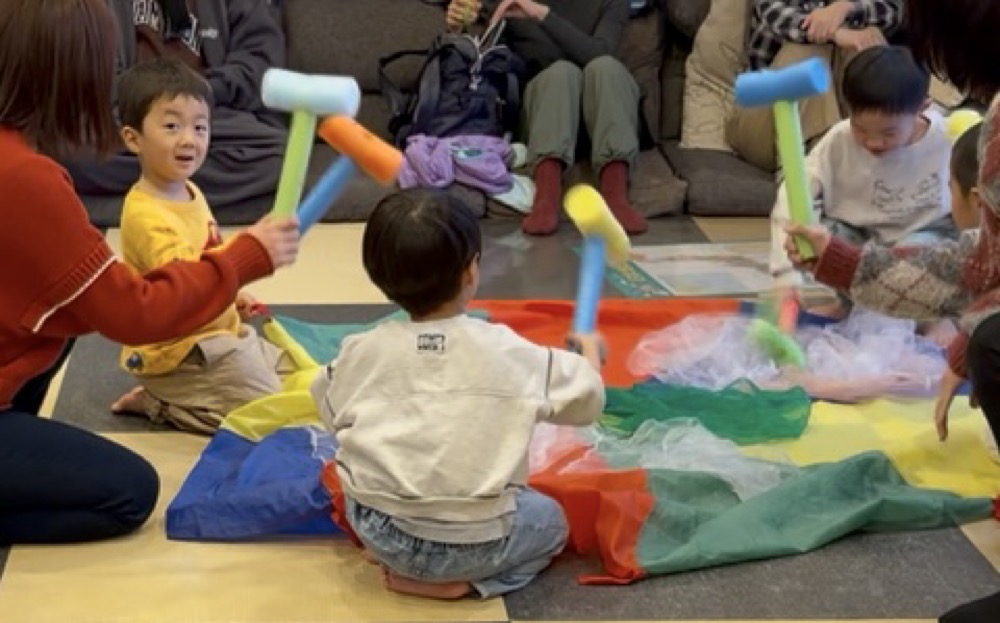 京都市の英語リトミック教室♪笑顔いっぱい、五感で楽しむお正月リトミック!