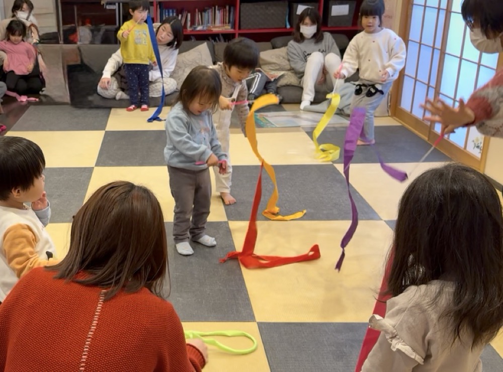 京都市の英語リトミック教室♪笑顔いっぱい、五感で楽しむお正月リトミック!