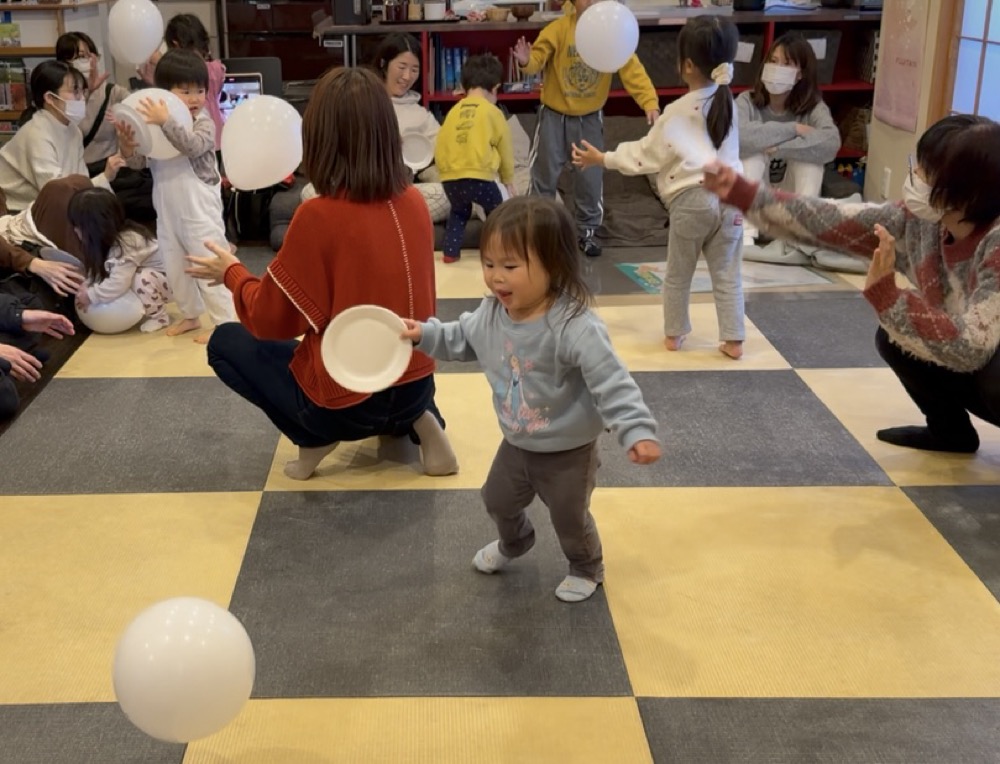 京都市の英語リトミック教室♪笑顔いっぱい、五感で楽しむお正月リトミック!