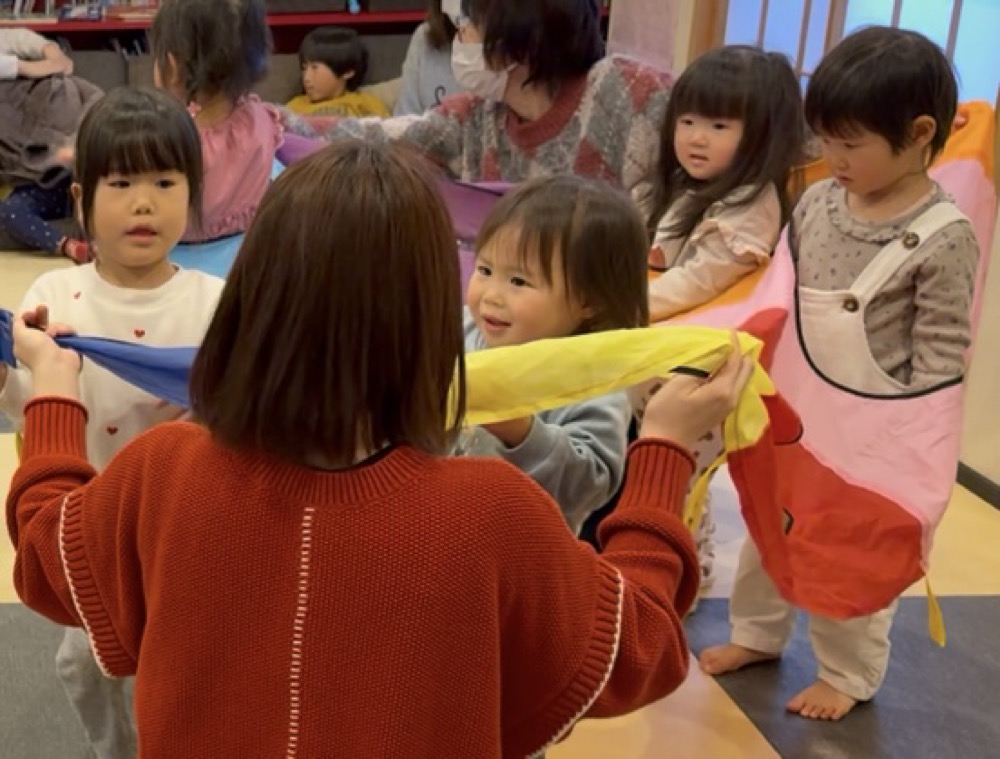 京都市の英語リトミック教室♪笑顔いっぱい、五感で楽しむお正月リトミック!