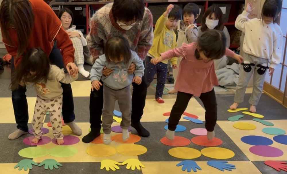 京都市の英語リトミック教室♪笑顔いっぱい、五感で楽しむお正月リトミック!