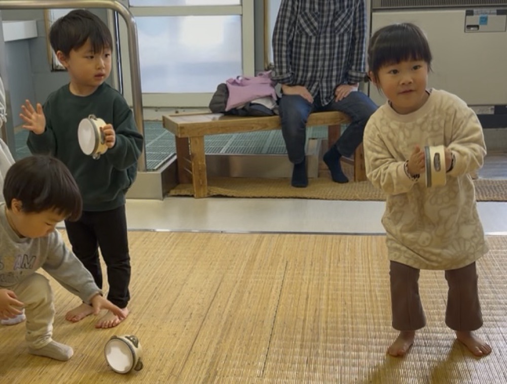 京都市の英語リトミック教室♪笑顔いっぱい、五感で楽しむお正月リトミック!
