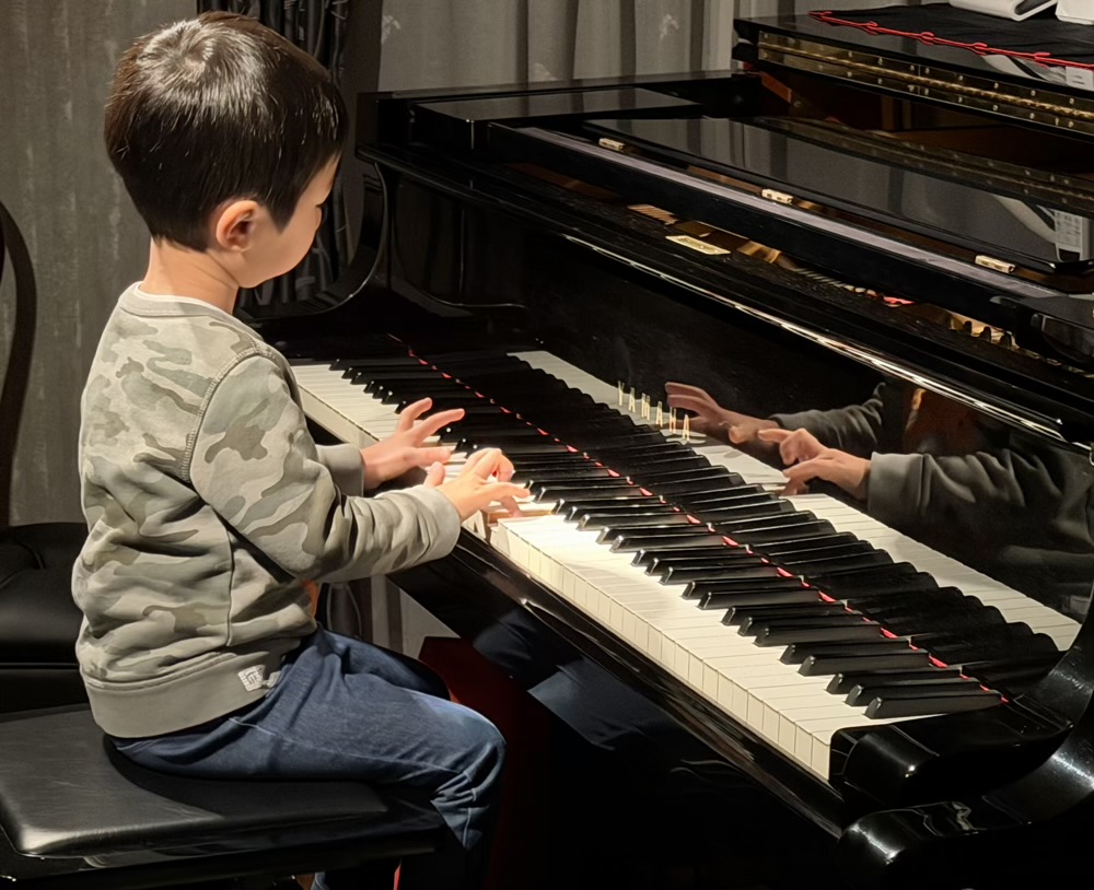 下京区&南区のピアノ教室♪発表会に向けてエネルギー全開の4歳くん