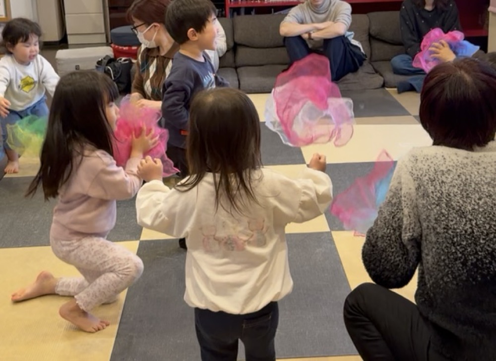 下京区＆南区の英語リトミック♪一生懸命に学ぶことは楽しい！と笑顔いっぱいのレッスン